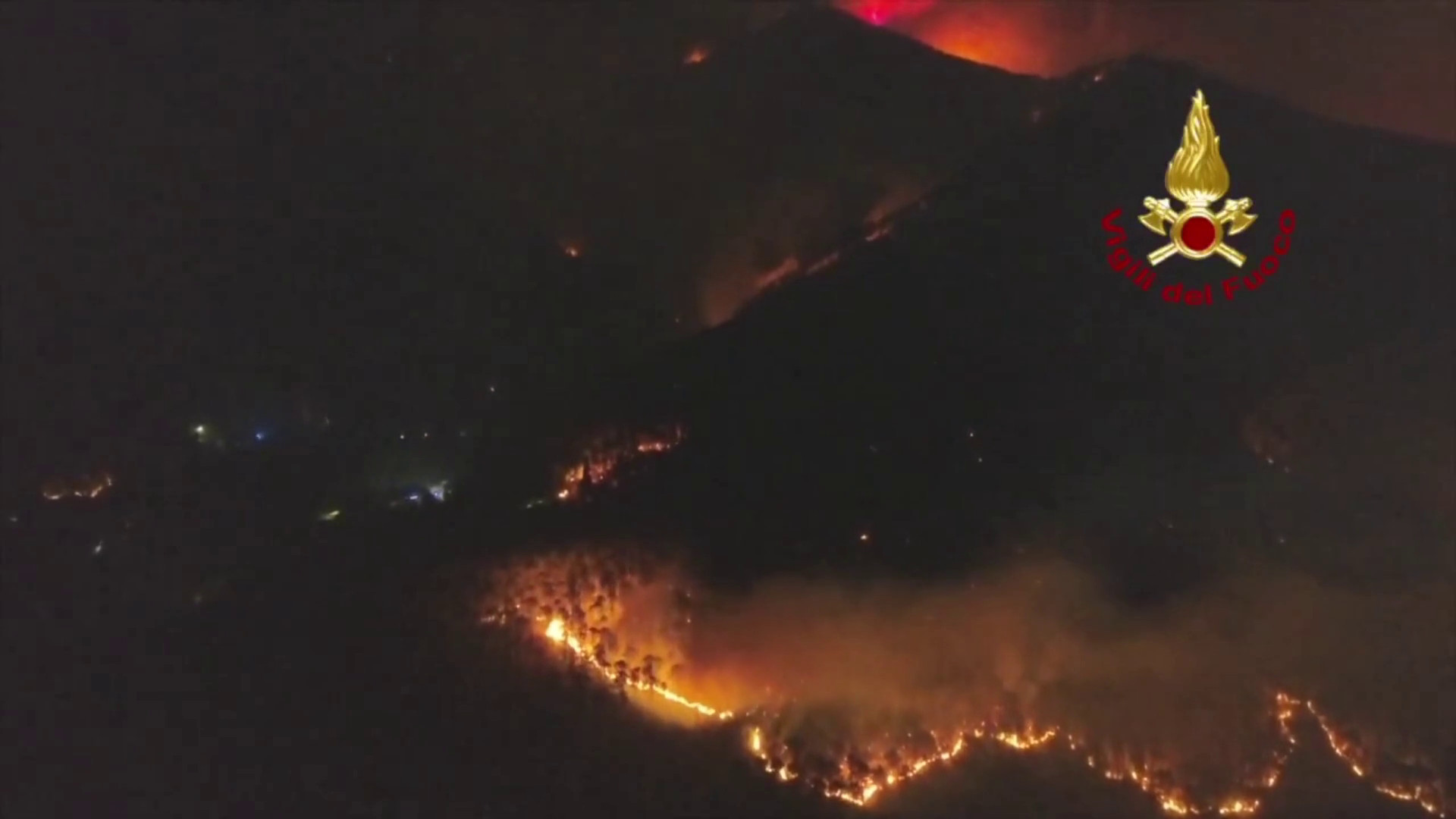 Fiamme sul Monte Faeta, focolai attivi sul versante Pisano: le immagini