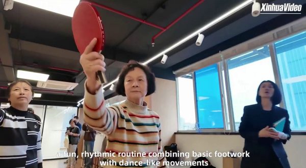 Cina, ex campionessa 80enne porta il ‘ping-pong workout’ nei vicoli di Shanghai