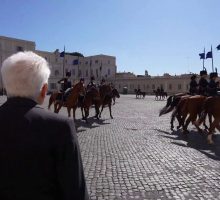 Mattarella assiste al cambio della Guardia d'Onore dell'Esercito Italiano