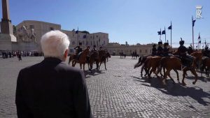 Mattarella assiste al cambio della Guardia d'Onore dell'Esercito Italiano