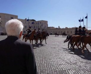Mattarella assiste al cambio della Guardia d'Onore dell'Esercito Italiano