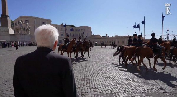 Mattarella assiste al cambio della Guardia d’Onore dell’Esercito Italiano