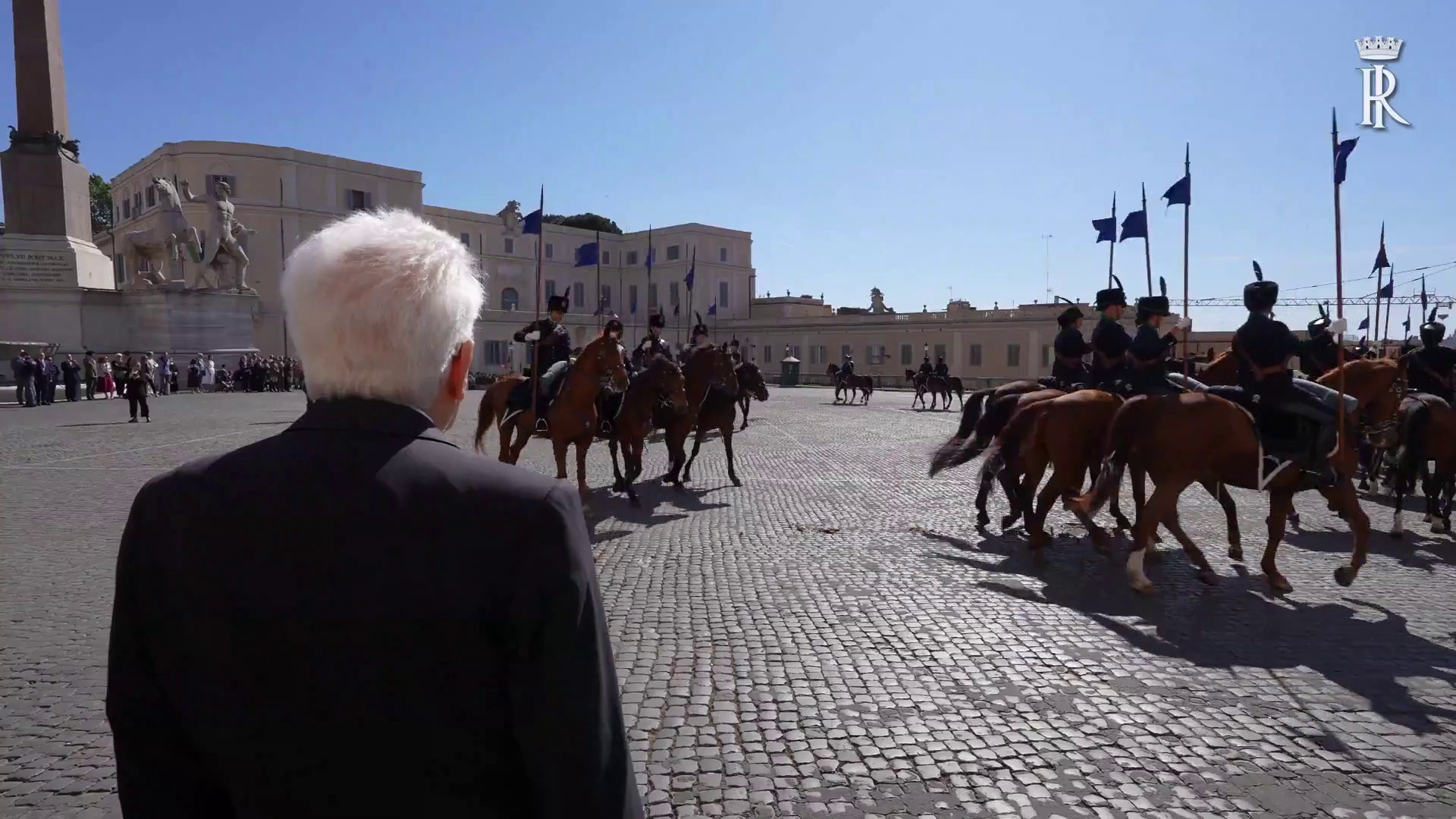 Mattarella assiste al cambio della Guardia d'Onore dell'Esercito Italiano
