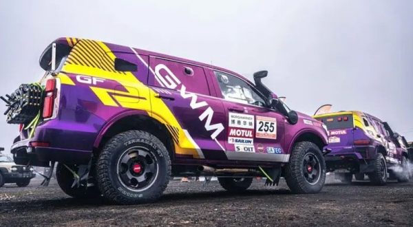 Pilota italiana affronta il Taklimakan Rally su un NEV cinese