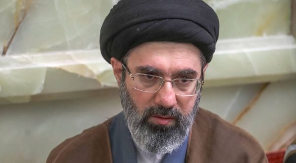 Iran, Khamenei accusa l’Occidente di guerra ibrida per creare divisioni interne