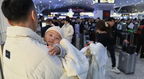 Cina, stanziati 99,9 mld di yuan per sussidi all’infanzia per il 2026