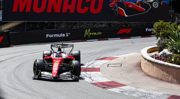Venerdì in rosso nel Principato, le Ferrari dominano le libere