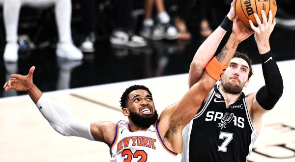 Wemby sbaglia, i Knicks fanno 13 di fila e vanno sul 2-0 alle Finals Nba