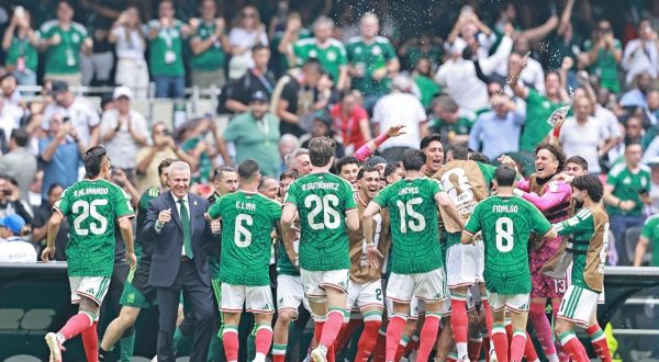 Due gol e tre rossi nel match d’apertura del Mondiale, Messico-Sudafrica 2-0