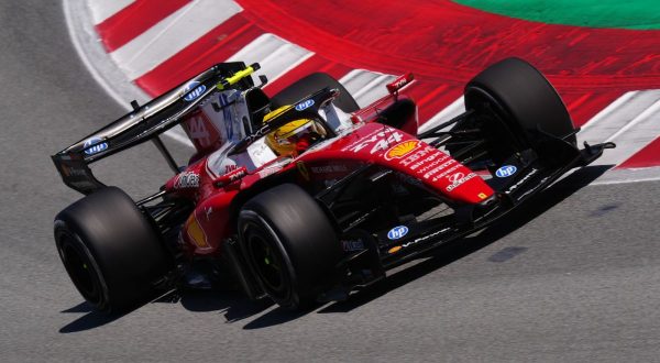 Trionfo Ferrari a Barcellona: vince Hamilton su Russell, Antonelli e Leclerc out