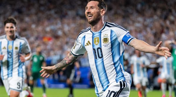 Messi show e l’Argentina vince al debutto, tripletta da record all’Algeria