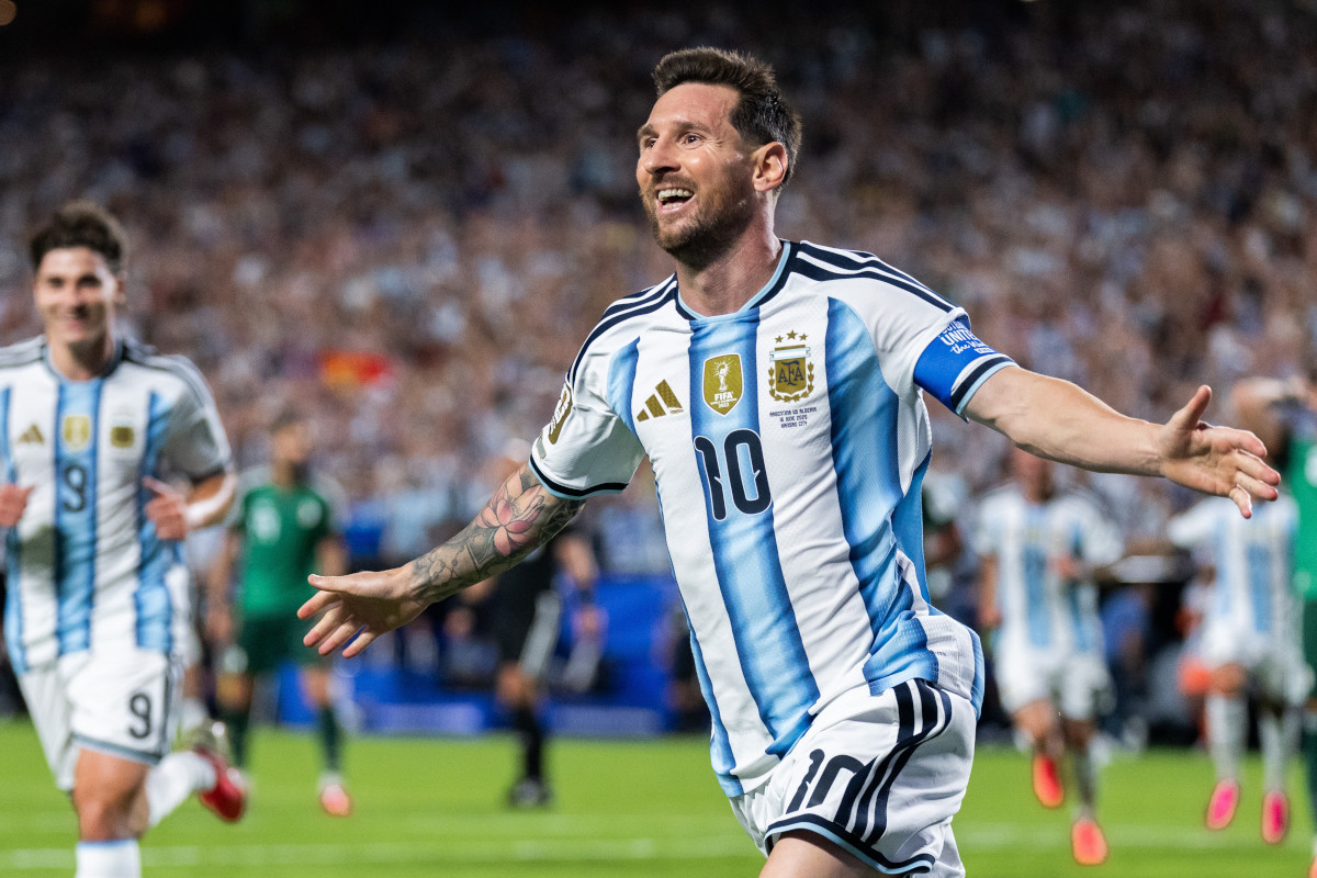 Messi show e l&rsquo;Argentina vince al debutto, tripletta da record all&rsquo;Algeria