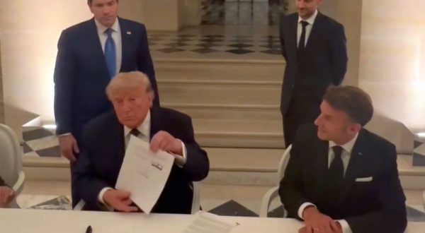 Trump firma l’accordo, Teheran conferma. Hormuz riaperto subito