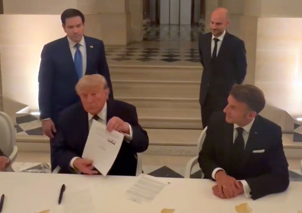 Trump firma l&rsquo;accordo, Teheran conferma. Hormuz riaperto subito