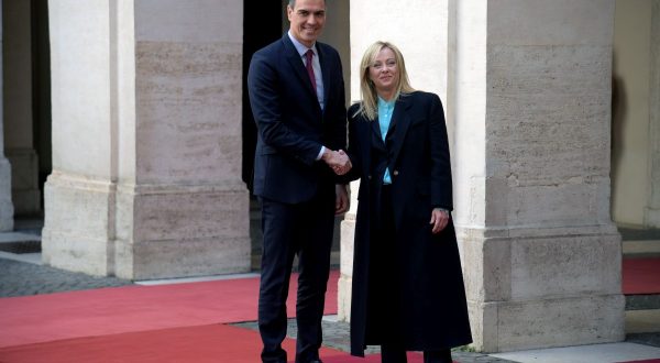 Meloni incontra Sanchez “Linea comune Italia-Spagna sul prossimo bilancio Ue”
