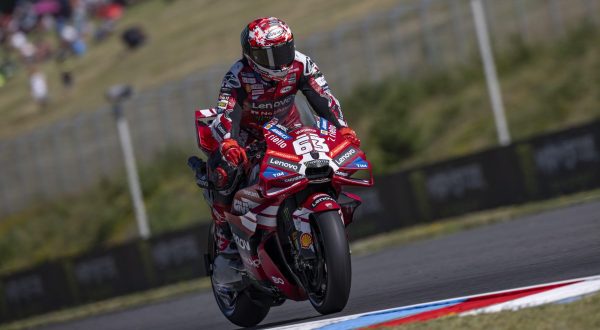 Bagnaia vince la Sprint di Brno davanti a Ogura e Marquez, out Bezzecchi