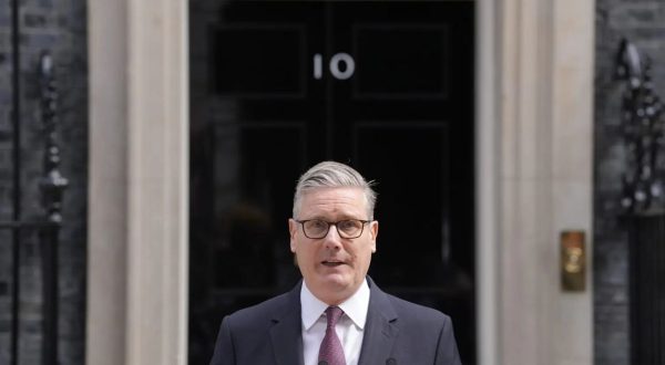 Uk, il premier Starmer annuncia le dimissioni