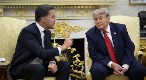 Nato, Rutte elogia Trump “Leader mondo libero”, ma presidente Usa attacca l’Italia