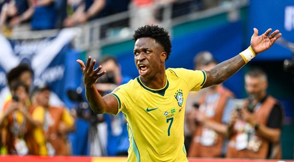 Vinicius trascina il Brasile al primo posto nel girone C, 3-0 alla Scozia