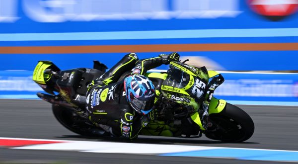 Fernandez vince la sprint di Assen, terzo Di Giannantonio davanti a Bezzecchi