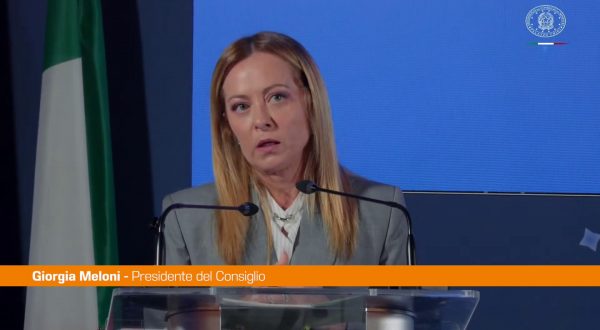 Scuola, Meloni “Rimuovere le barriere linguistiche”