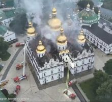 Bombardamenti nel weekend in Ucraina, in fiamme la Cattedrale della Dormizione