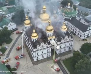 Bombardamenti nel weekend in Ucraina, in fiamme la Cattedrale della Dormizione
