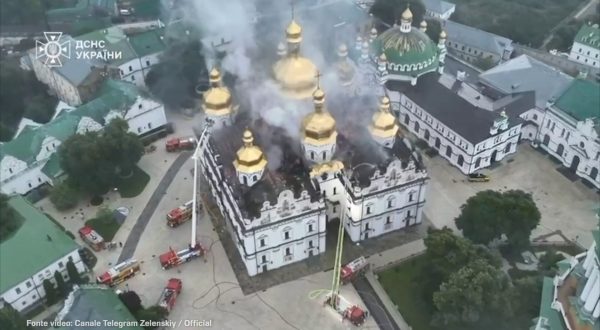 Bombardamenti nel weekend in Ucraina, in fiamme la Cattedrale della Dormizione
