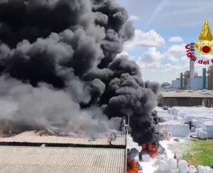 Incendio nello stabilimento Versalis di Mantova, nessun ferito