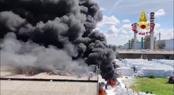 Incendio nello stabilimento Versalis di Mantova, nessun ferito
