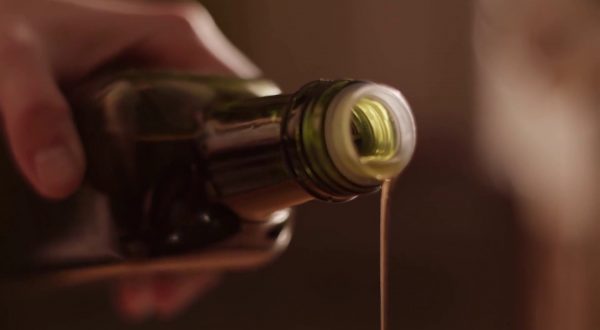 Olio extravergine sotto pressione: prezzi in calo e allarme frodi