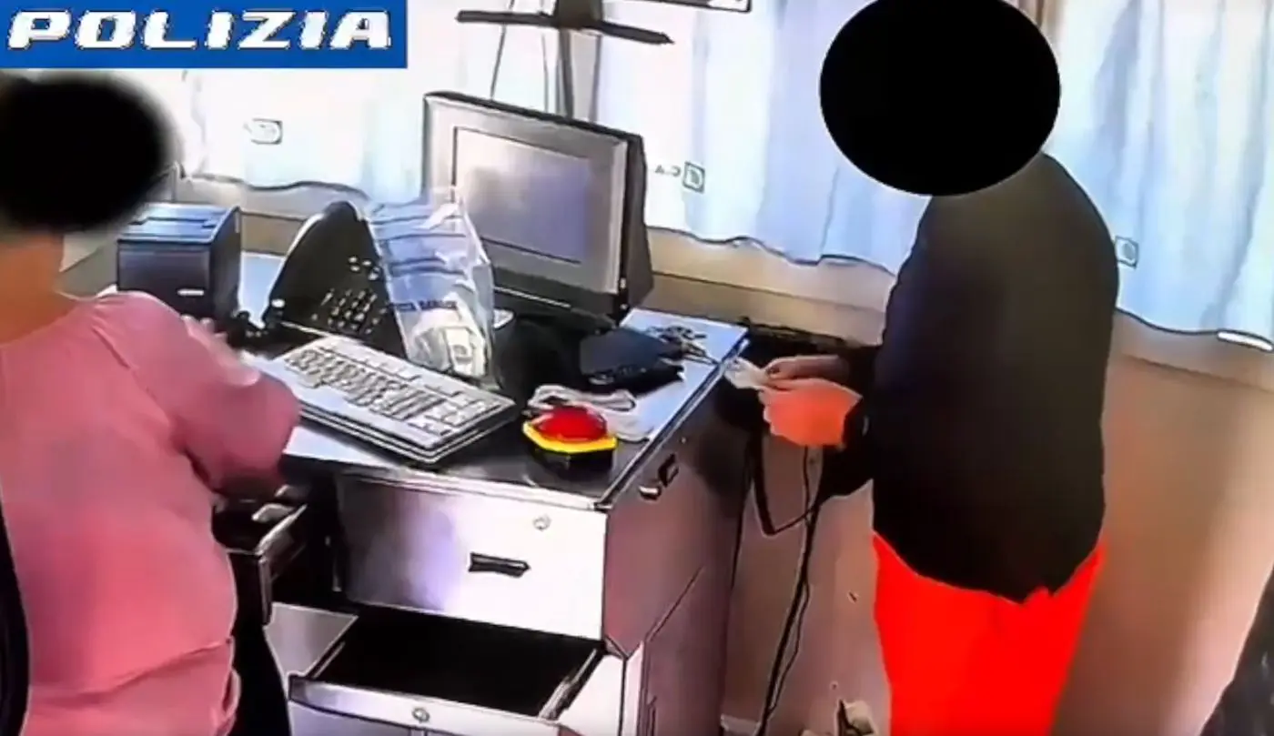 Peculato ai caselli autostradali, sospesi 5 dipendenti del CAS e addetto di una societ&agrave; privata / Video