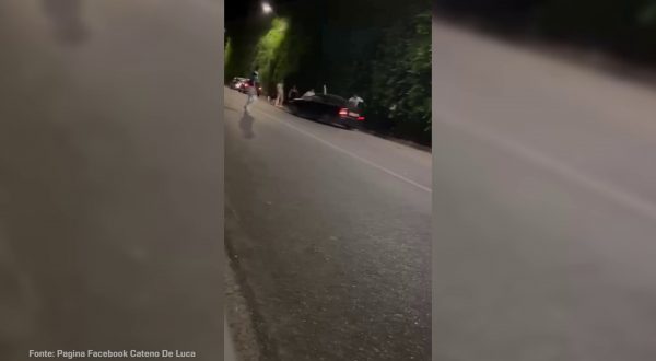 Auto contro gruppo di giovani, paura nella notte a Taormina