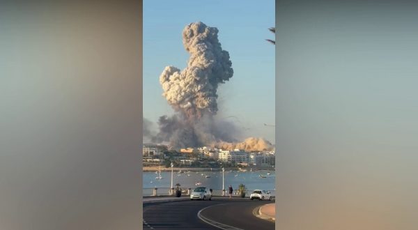 Esplosioni in una fabbrica di fuochi d’artificio a Malta, le immagini