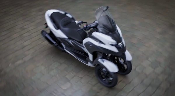 Yamaha Tricity 300, debutta l’airbag integrato