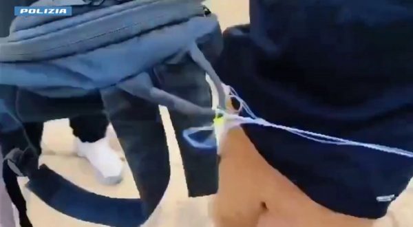 Droga nascosta nel comignolo e recuperabile con lenza a Ostia, arrestato pusher