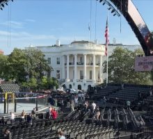 Casa Bianca, arena per arti marziali in allestimento per il compleanno di Trump