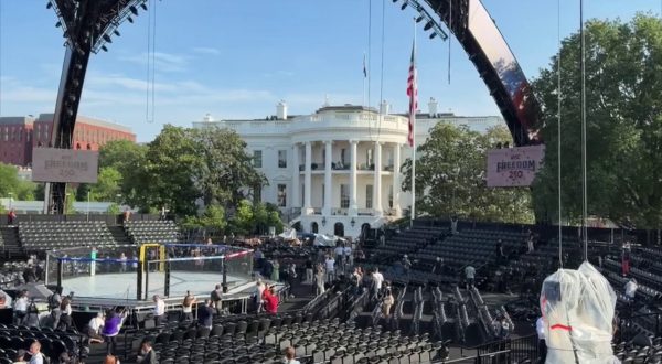 Casa Bianca, arena per arti marziali in allestimento per il compleanno di Trump