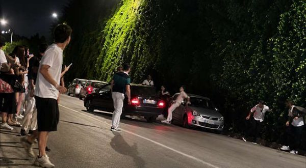 Auto contro gruppo di giovani dopo una rissa, panico a Taormina / Video
