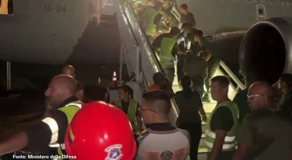Sisma Venezuela, atterrato il primo aereo con soccorritori italiani
