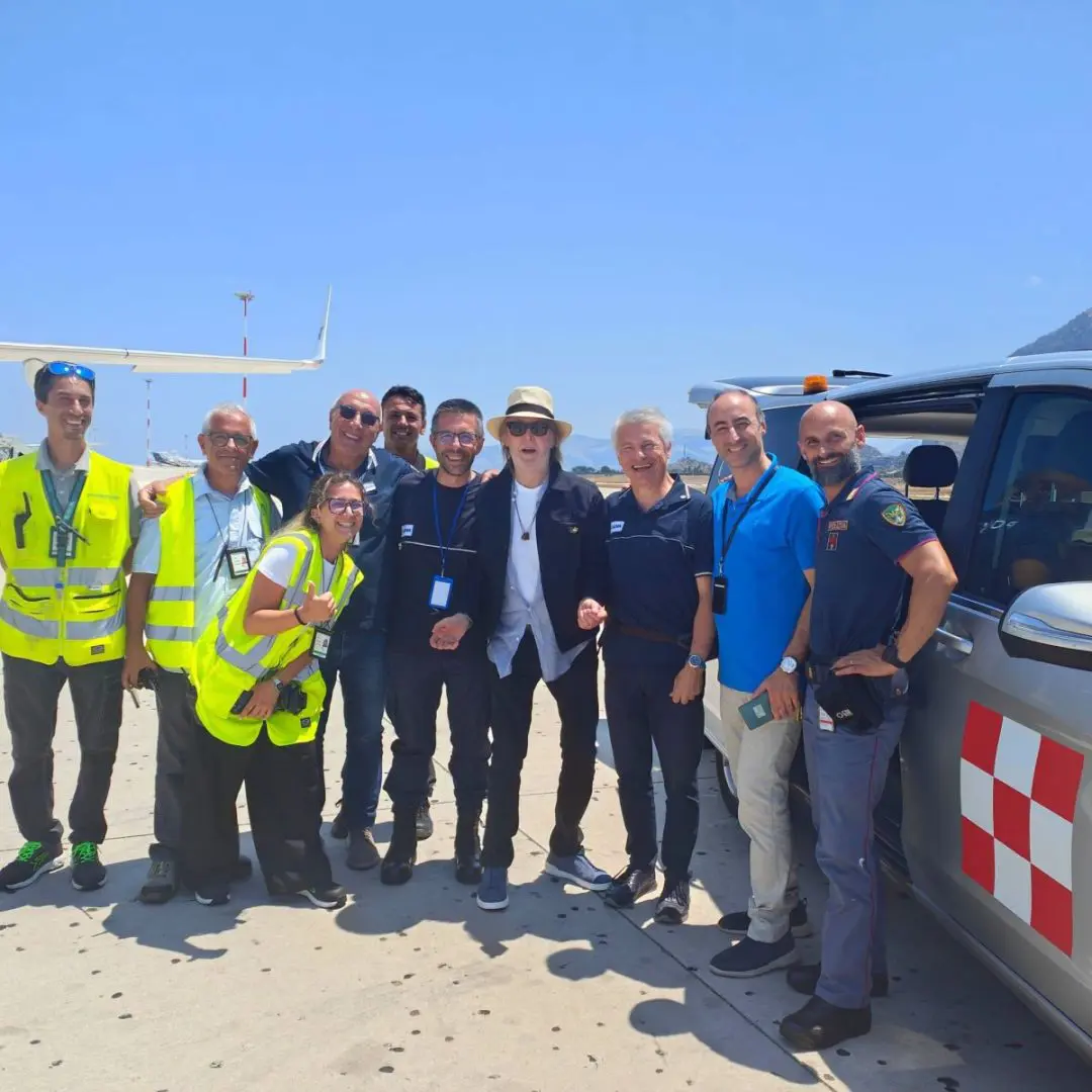 Paul McCartney è atterrato a Palermo, foto col personale dell’aeroporto