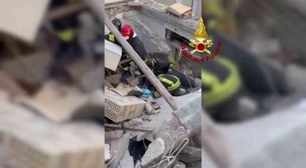 Palazzina crolla dopo un’esplosione nel Fermano, un morto e due feriti