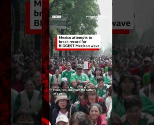 Thousands gather in Mexico City to try and break Mexican wave world record. #Mexico #BBCNews