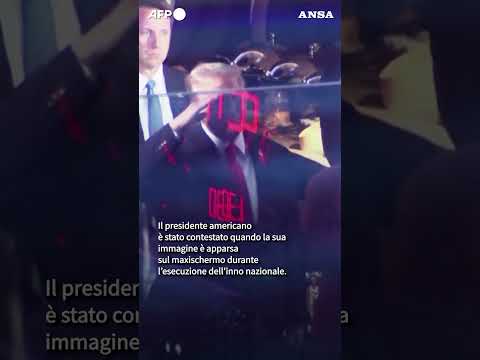Fischi per Donald Trump al Madison di New York,presidente in tribuna per gara 3 delle finals #ansa