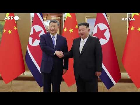 A Pyongyang il summit tra Kim e Xi, calorosa accoglienza per il leader cinese #ansa #news
