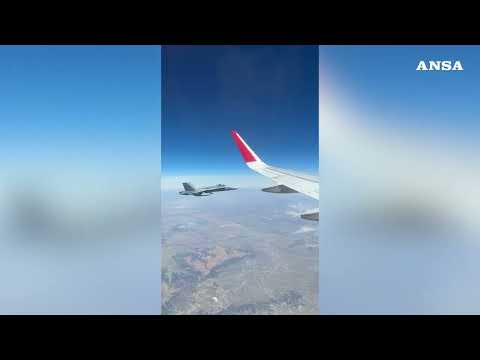 Il Papa scortato da un caccia dell’aeronautica spagnola nel viaggio da Madrid a Barcellona #ansa