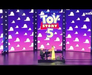 Taylor Swift alla premiere mondiale di Toy Story 5, lo show a Hollywood #ansa #news