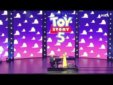 Taylor Swift alla premiere mondiale di Toy Story 5, lo show a Hollywood #ansa #news