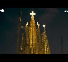 Il Papa alla Sagrada Familia, spettacolo di luci su Barcellona #ansa #news