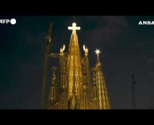 Il Papa alla Sagrada Familia, spettacolo di luci su Barcellona #ansa #news